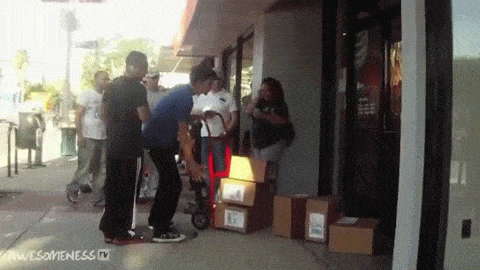 對排隊的民眾進行了一次摔爛手機的整人計畫